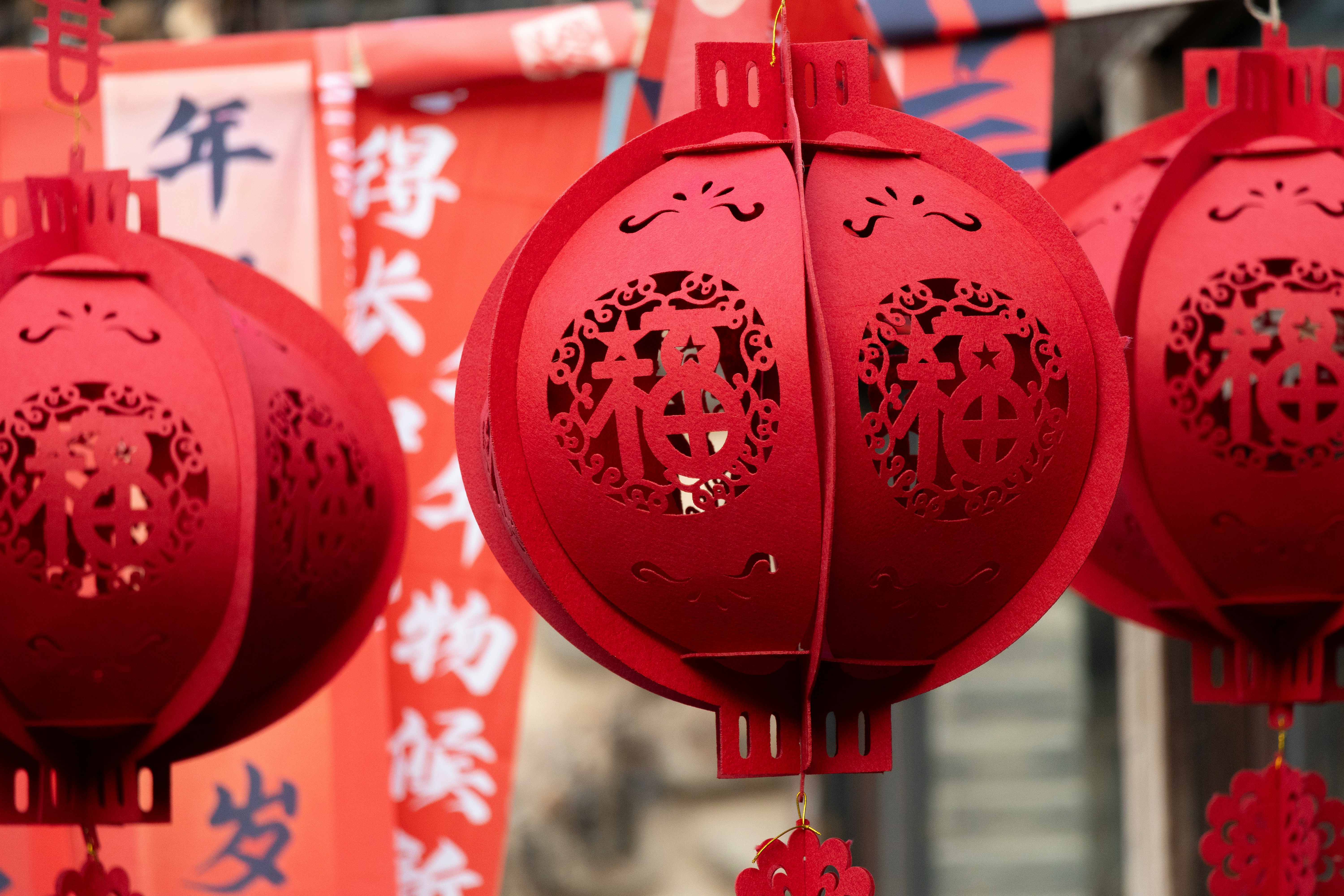 Crveni kineski papirni lampioni koji svetle noću, simbol sreće i ljubavi tokom kineskog Dana zaljubljenih 20. maja