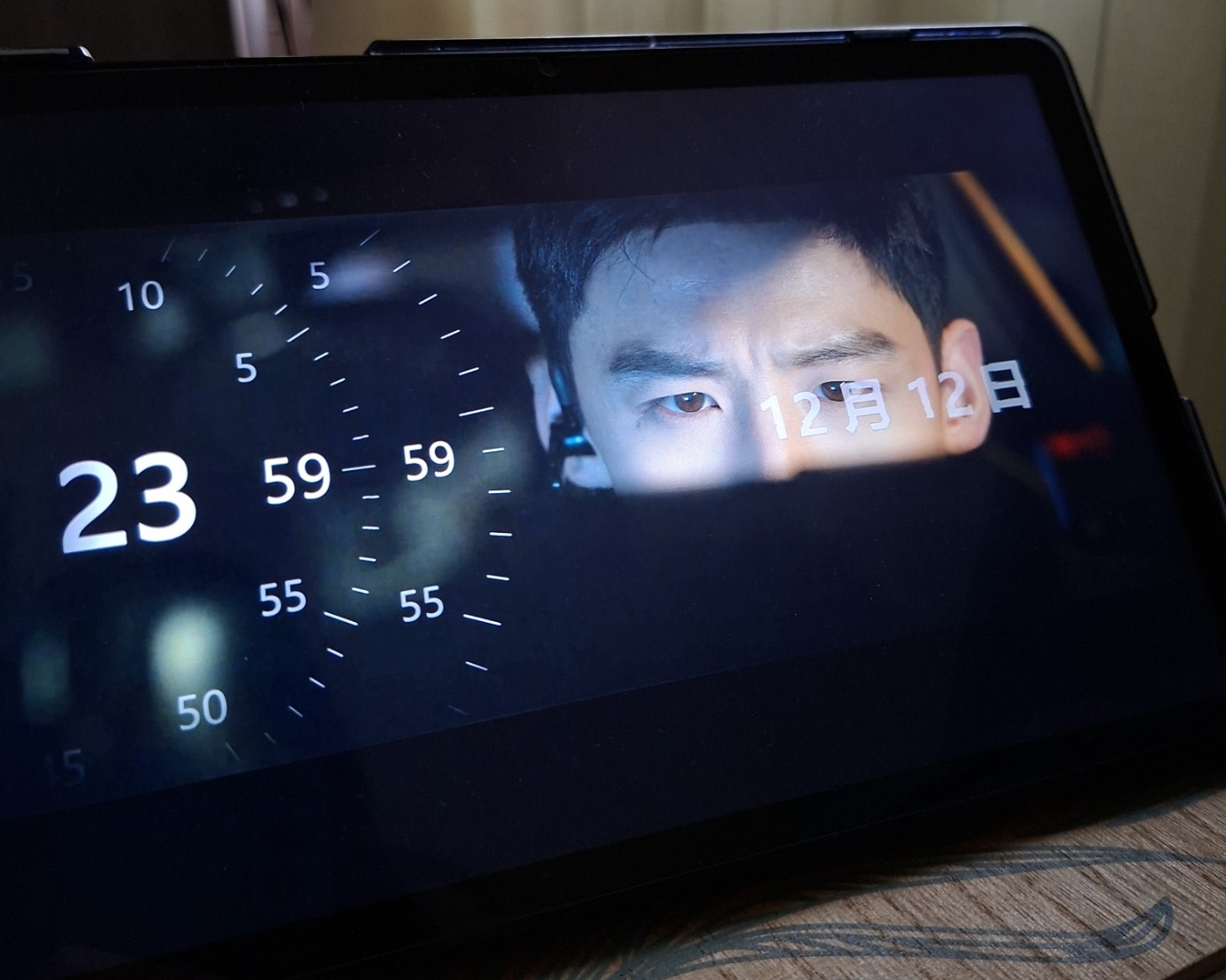 Scena iz kineske serije Mobius, vizualni prikaz datuma na ekranu